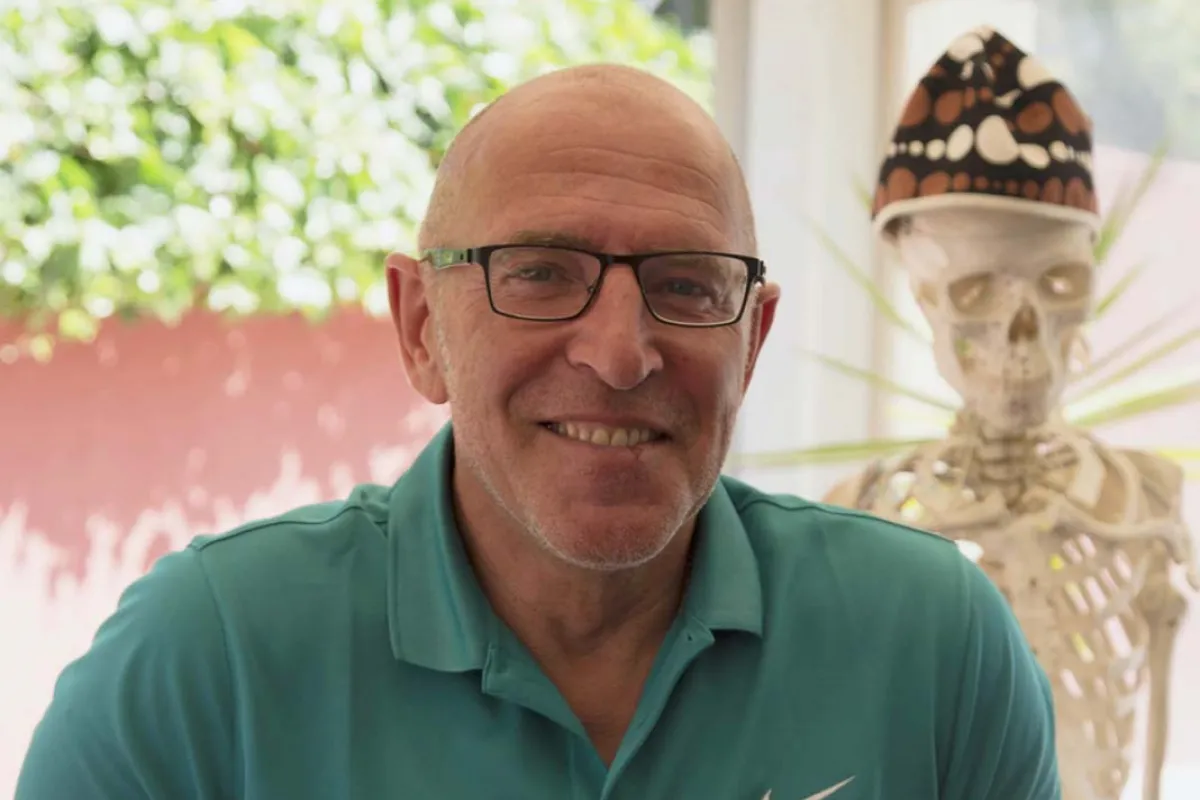 Mallorca Ärzte Dr. Marco Seita Orthopäde und Sportmediziner Porträt mit Skelett