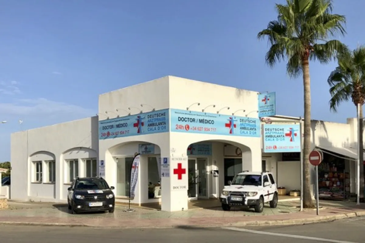 Mallorca Ärzte Cala d'Or Dusche Arztpraxis Ambulanta Aussenansicht