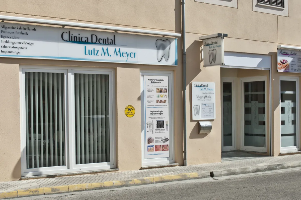 Praxis aussen von Zahnarzt Lutz Meyer in Cala Ratjada auf Mallorca