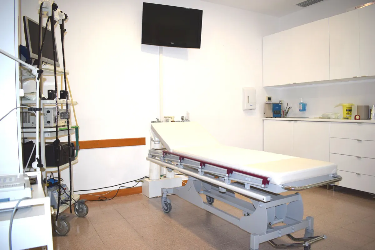 Mallorca Ärzte Internist Dr. Andreas Leonhard Peguera Eingriffzimmer