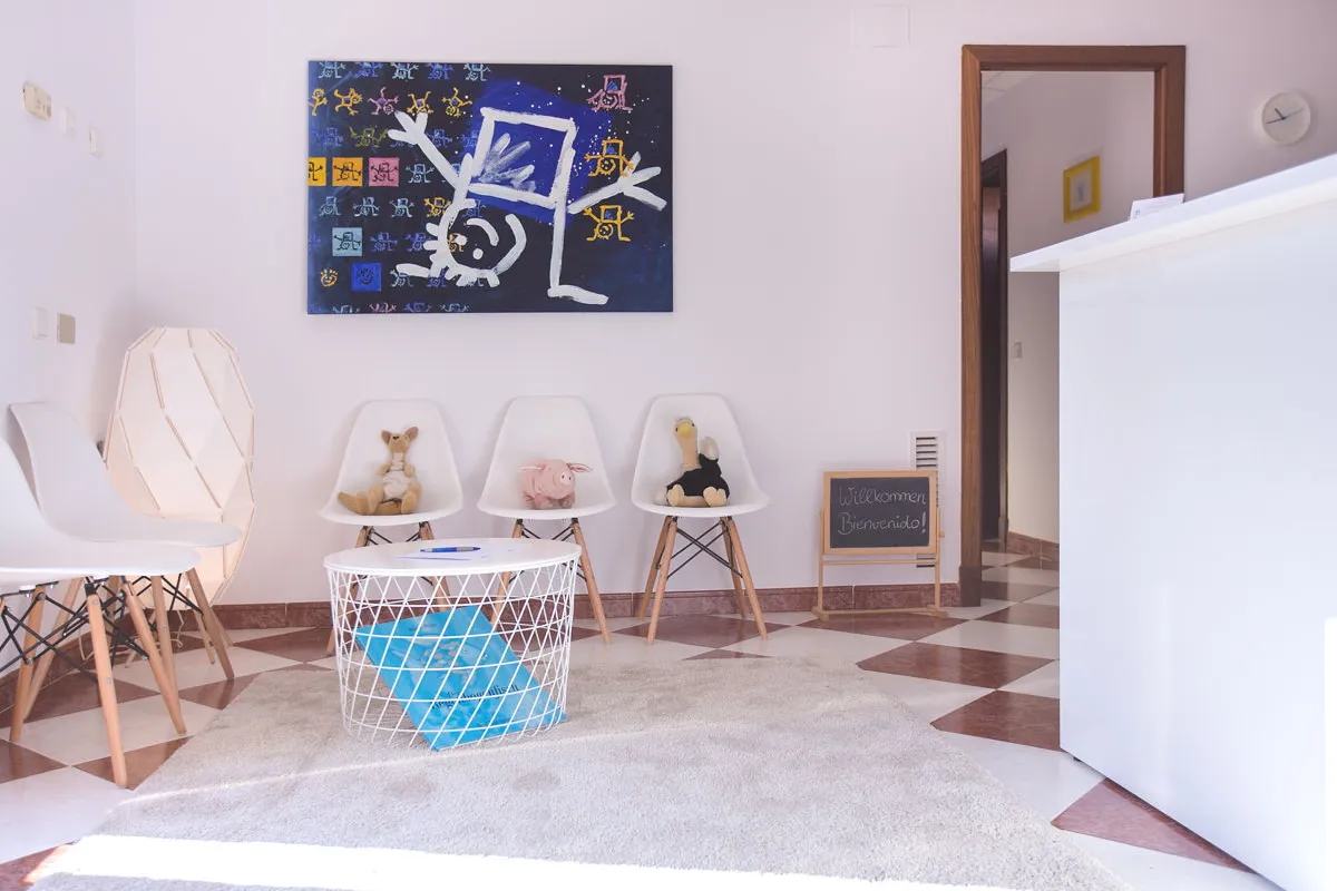 Mallorca Palma Ärzte Kinderpsychologe Dr. Joachim Schreck Wartezimmer