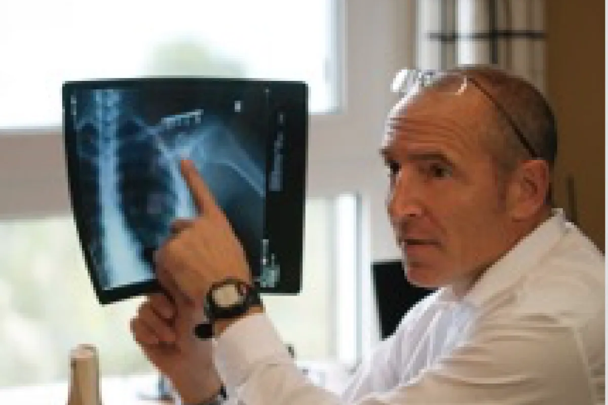 Mallorca Ärzte Dr. Marco Seita Orthopäde und Sportmediziner mit Röntgenbild