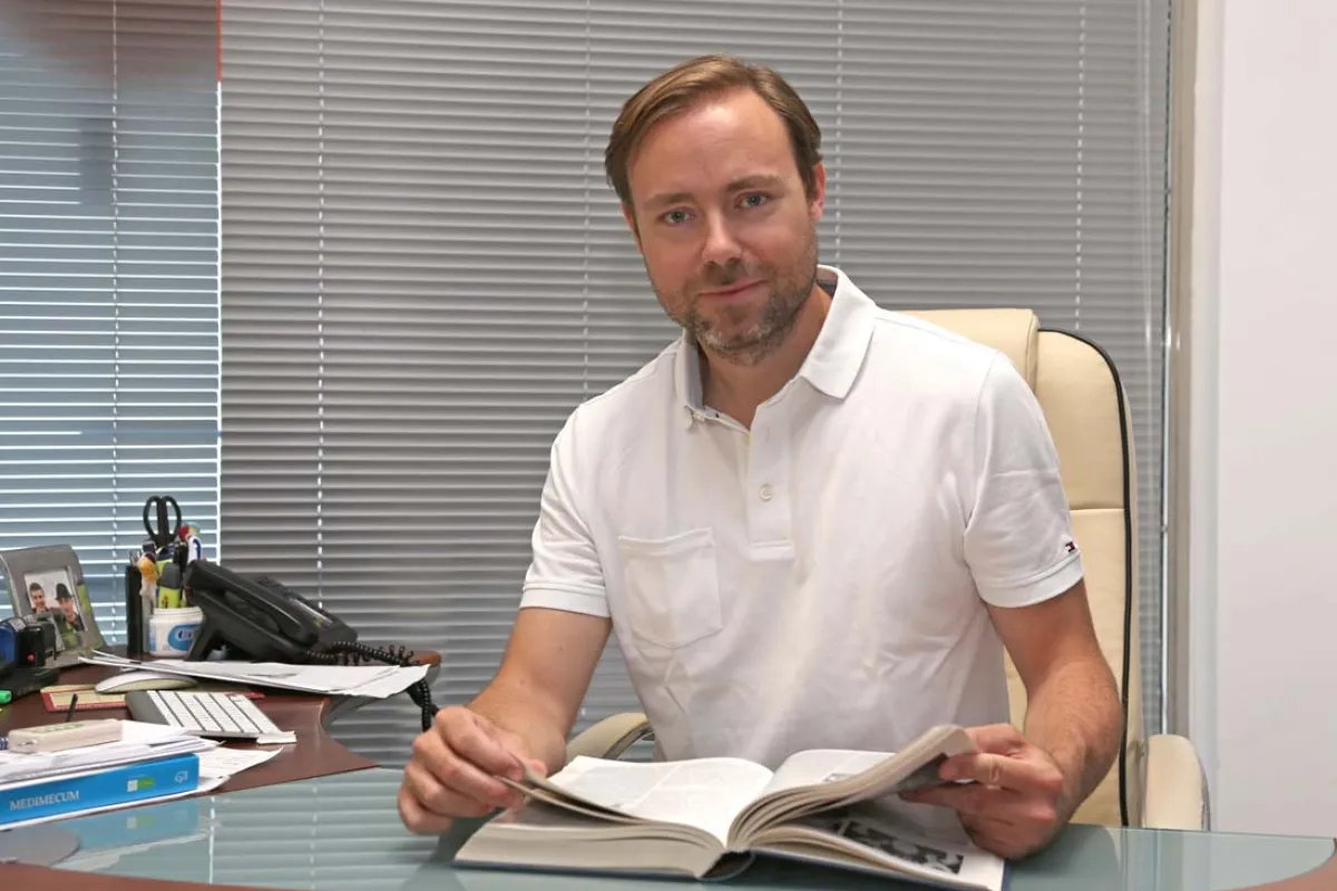 Mallorca deutsche Ärzte Dr. Sven Fischer Orthopäde Unfallchirurg Palma de Mallorca Schreibtisch