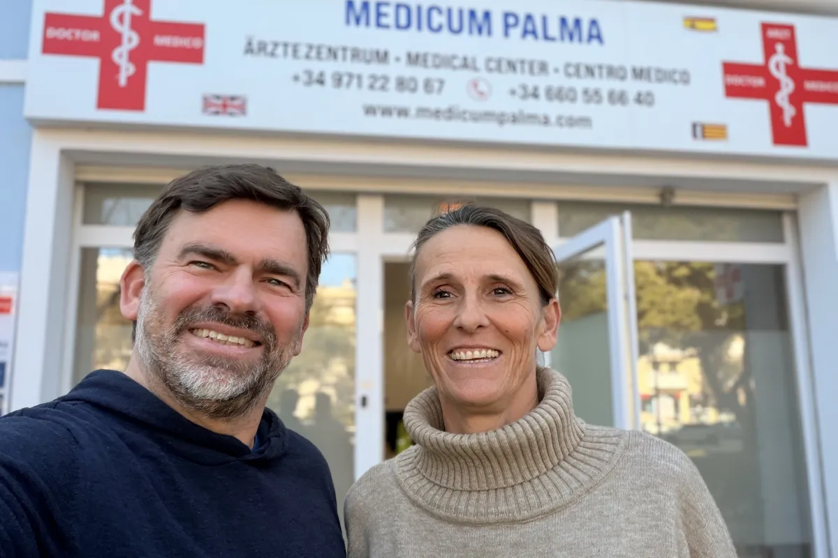 Dr. Stefan Heidl Orthopäde auf Mallorca Vor der Praxis