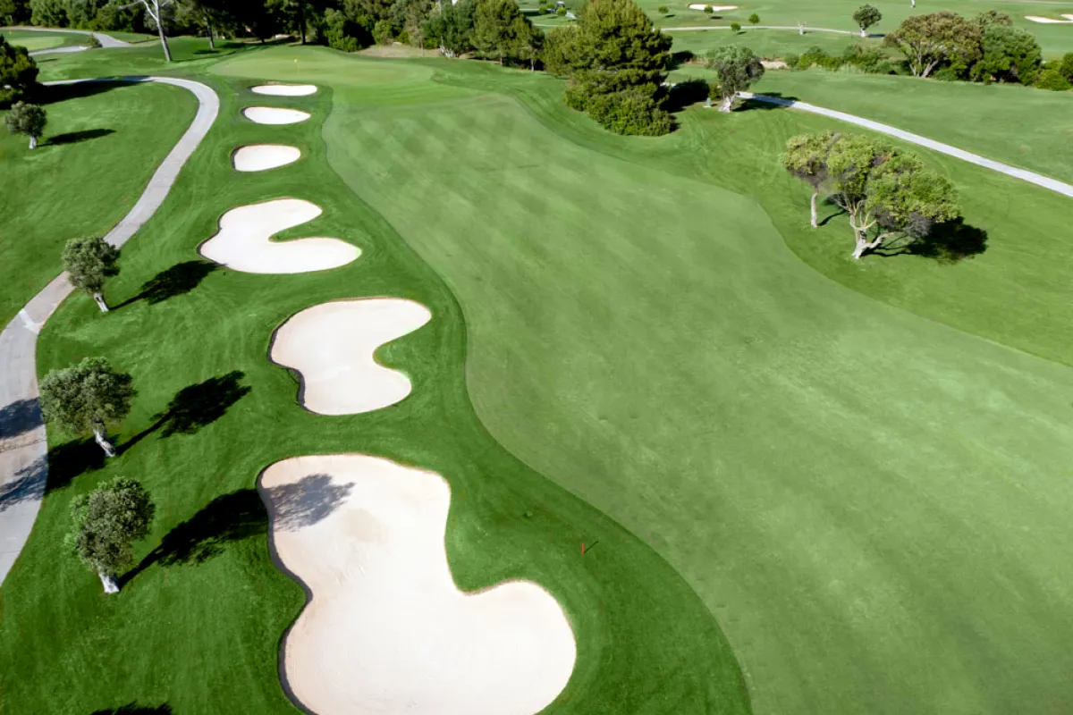 Mallorca Golfplätze Golf de Alcanada Bunker bei Loch 18