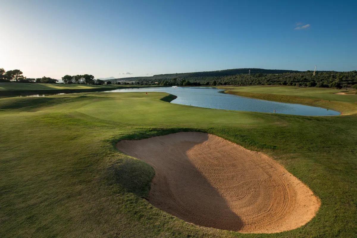 Mallorca Golf Park Puntiro Bunker und See