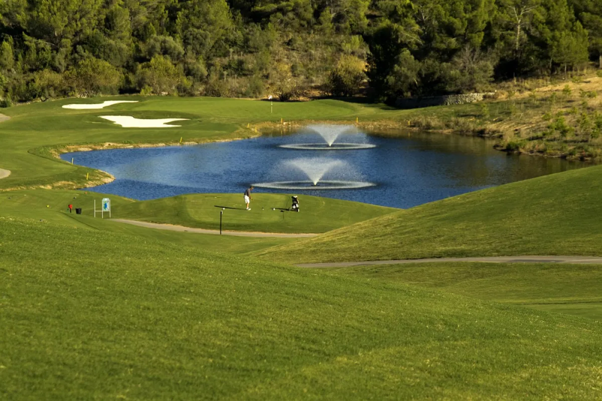 Mallorca Golf Son Quint Green und Wasser
