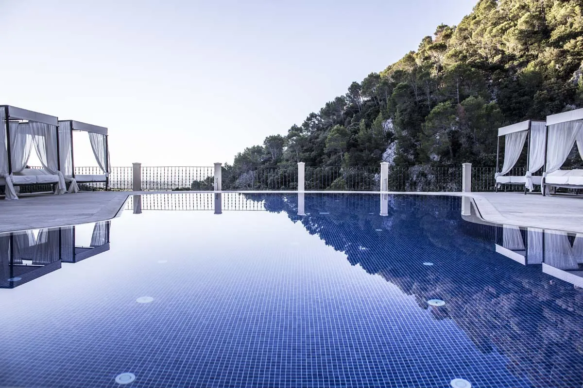 Mallorca Hotels Binibona Finca Albellons Natural Parc Pool mit Daybeds