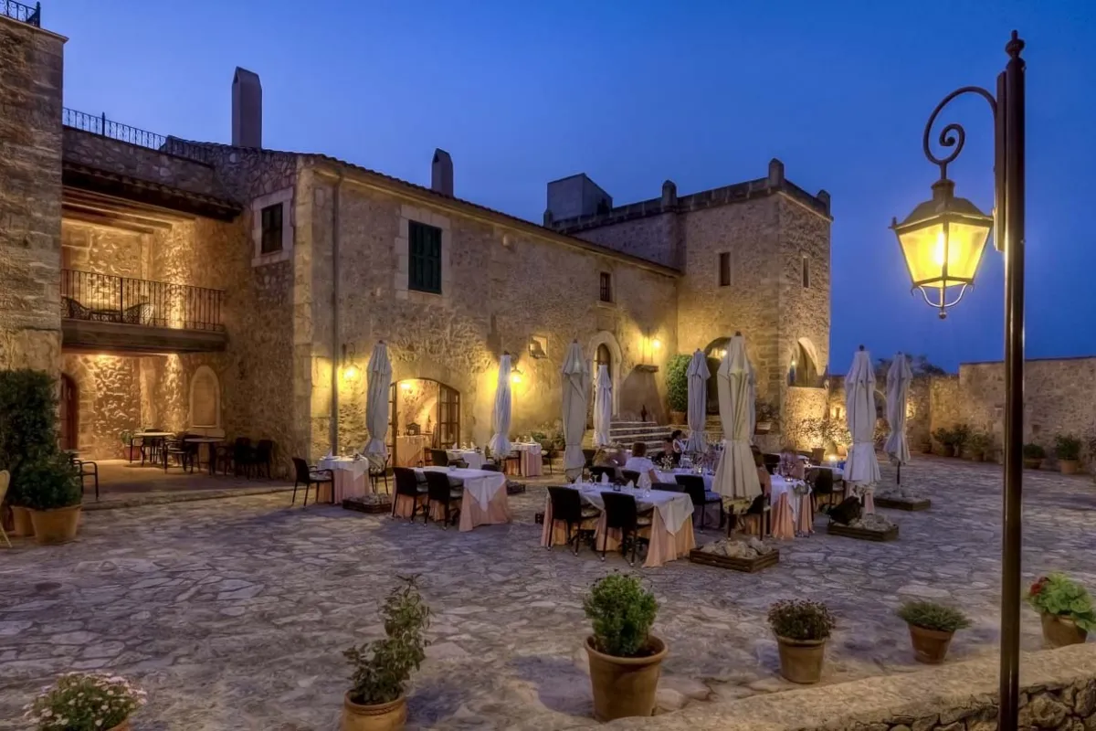 Mallorca Manacor Hotel Son Amoixa Vell Aussenansicht abends
