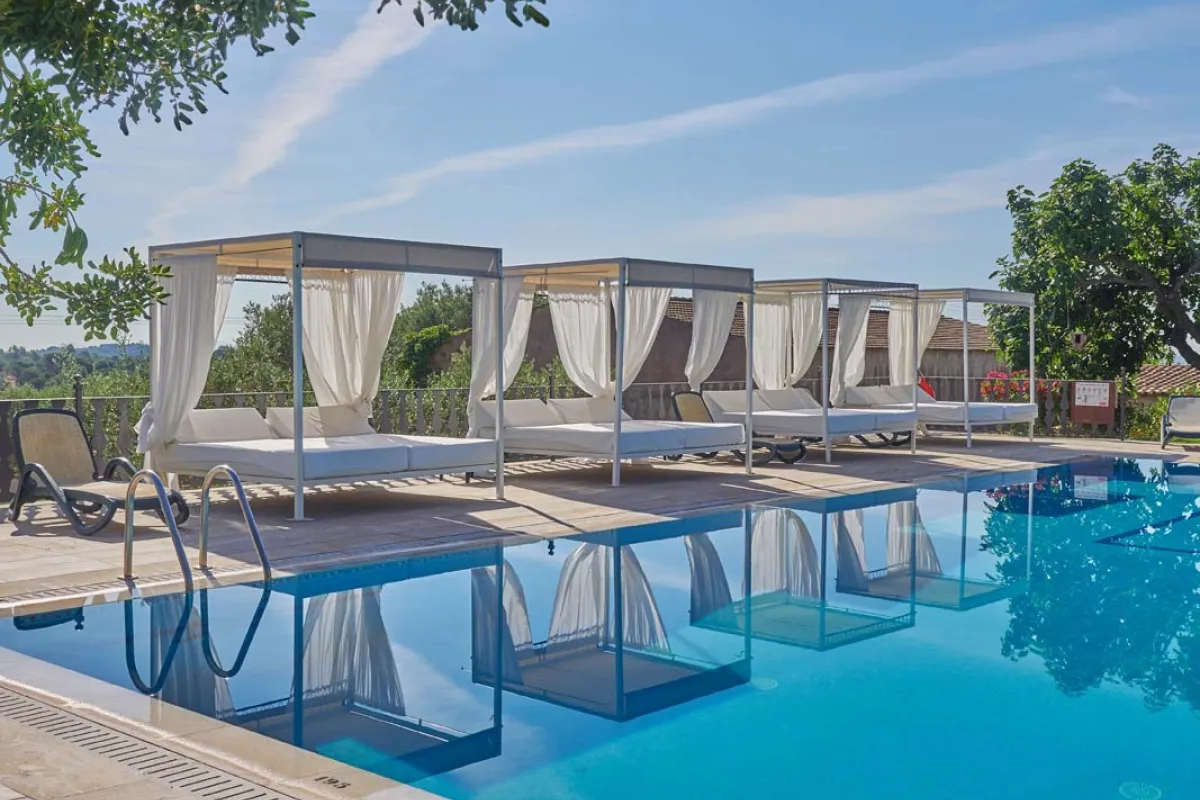 Mallorca Hotels Fincahotel Binibona Parc Natural Pool mit Balibetten