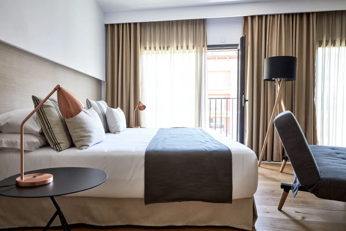 Mallorca-Hotels-Palma-Nakar-Juniorsuite-Bett