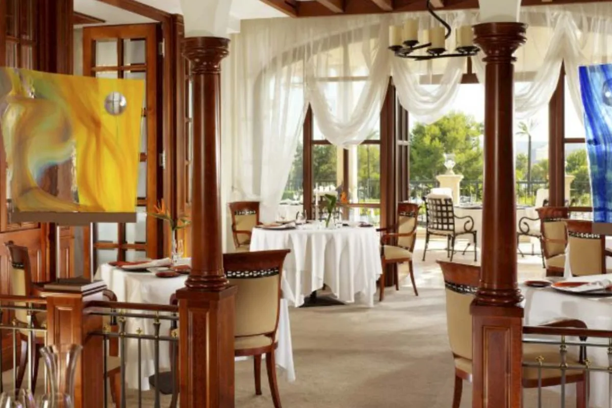 Mallorca Restaurants Es Fum im St.Regis Mardavall Costa d'en Blanes Ambiente