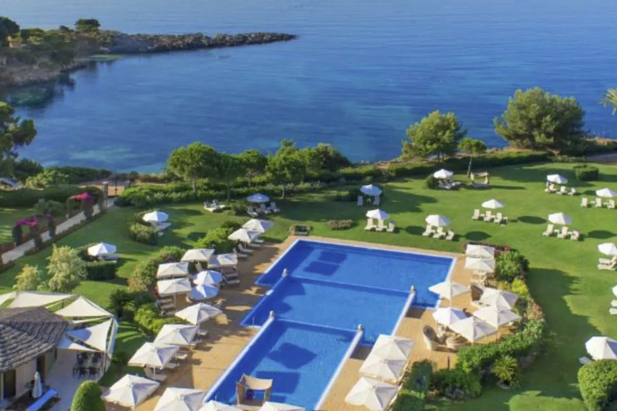 Mallorca Restaurants Es Fum im St.Regis Mardavall Costa d'en Blanes Hotelpool