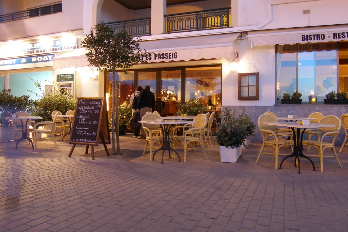 Mallorca Restaurant Port de Soller Es Passeig Aussen abends