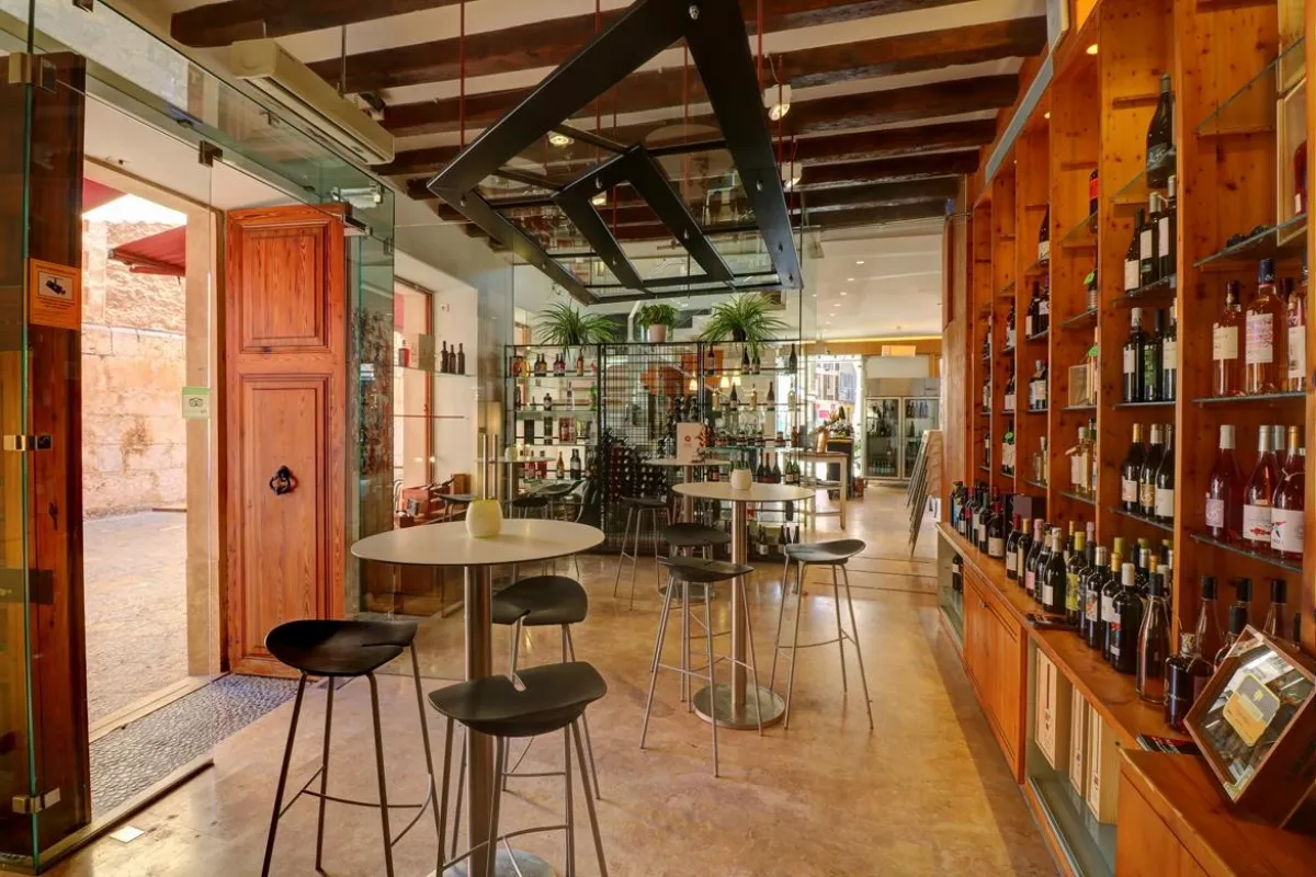 Mallorca Restaurants Pollenca Q11 Weinshop