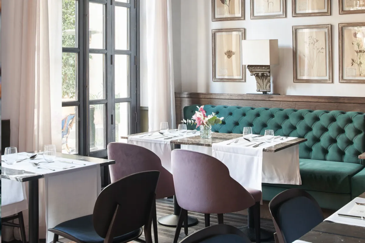 Mallorca Restaurants Palma Botanic Tisch und Bank