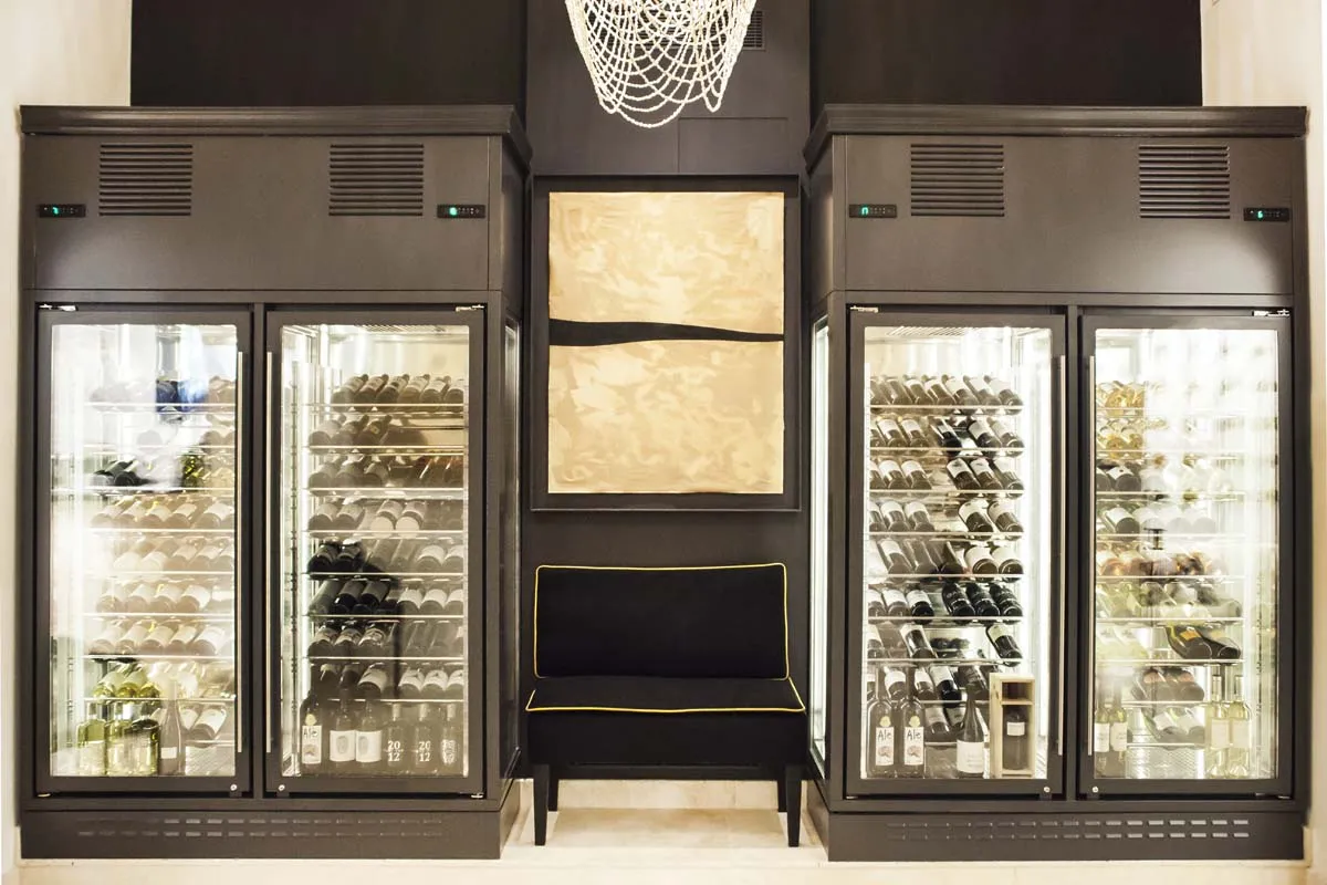 Mallorca Restaurants Palma Fera Restaurant Weinschränke