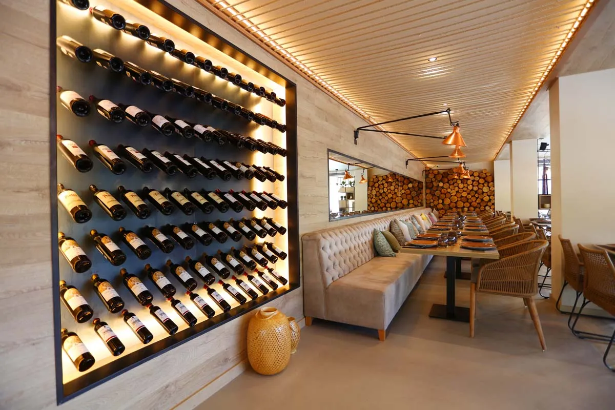 Mallorca Restaurants Palma Cala Mayor La Greppia Innen mit Weinregal